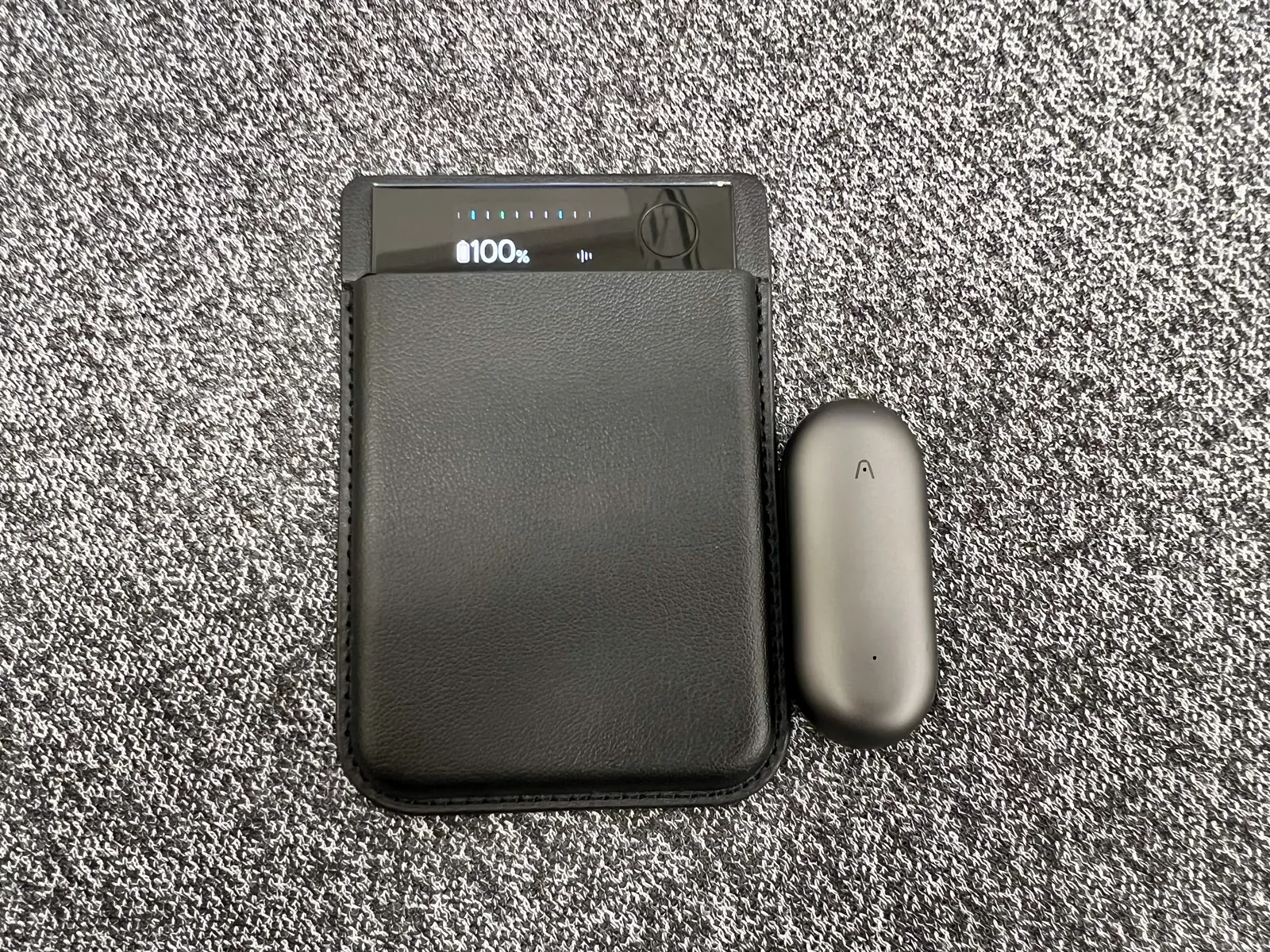 正立したカード型PLAUD NOTEとPLAUD NotePinの実機