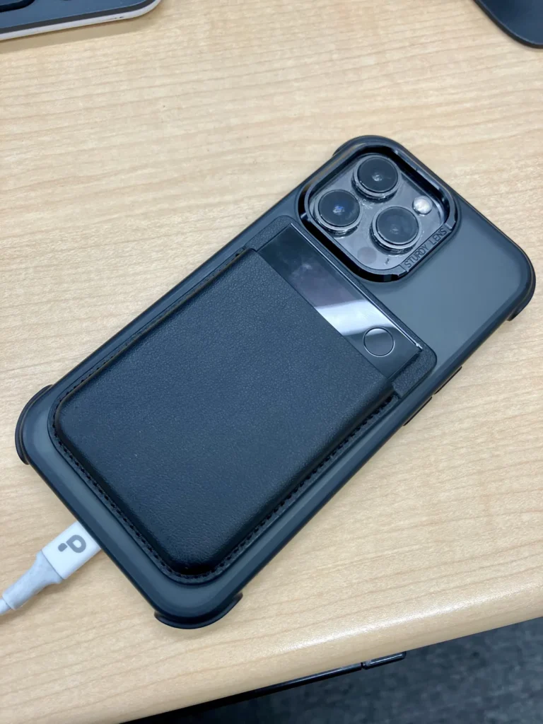 スマートフォン背面に革調ケースで装着したPLAUD NOTE