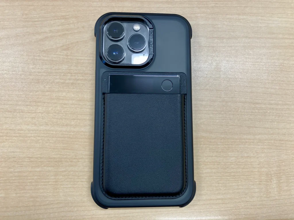 スマートフォン背面へ装着したカード型PLAUD NOTE