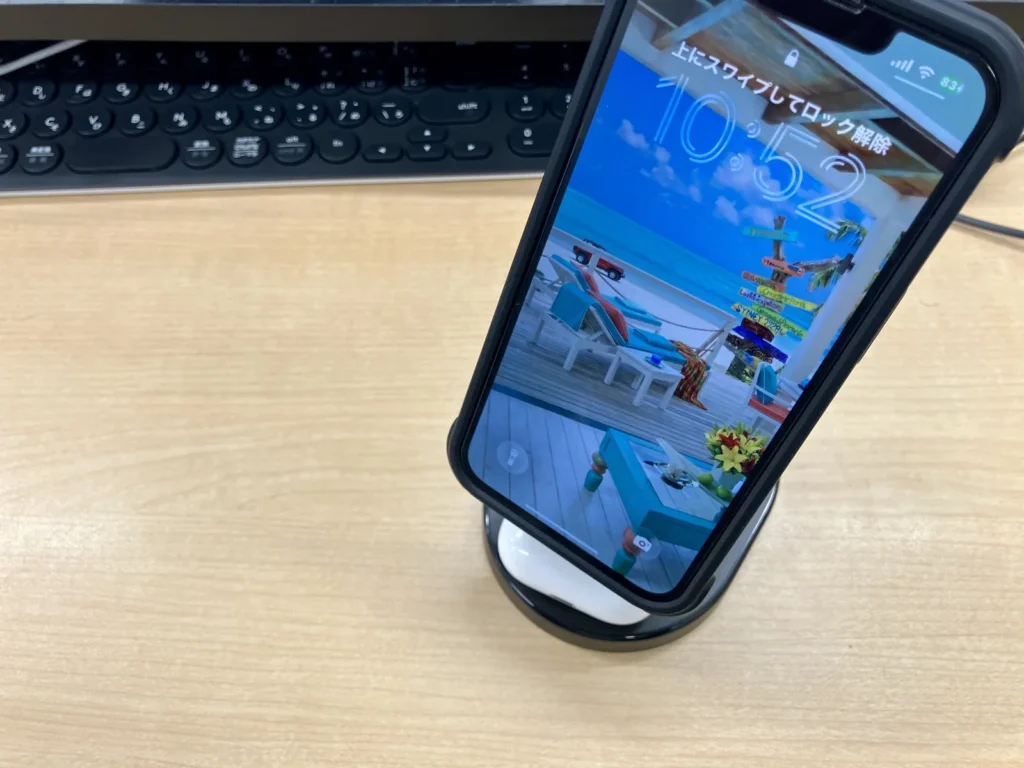 MagSafe式充電スタンドにスマートフォンを置いて充電する状態