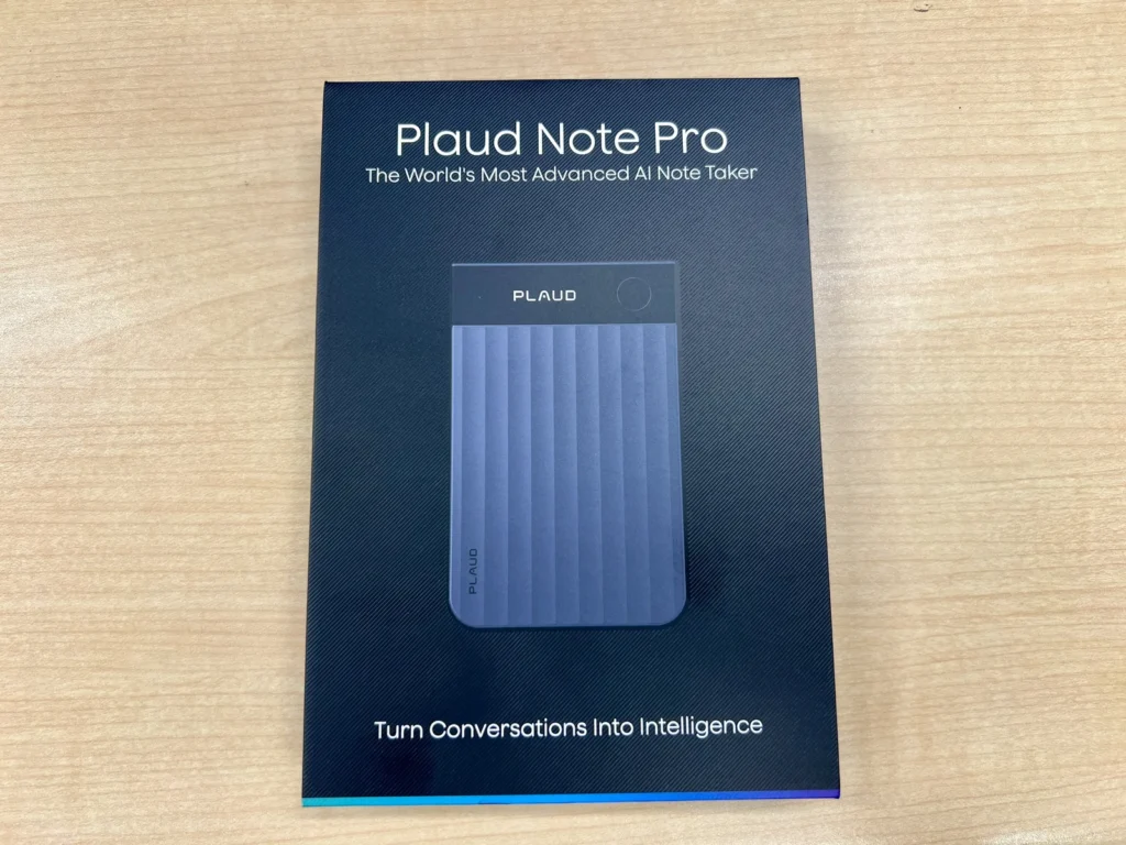 木目の机に置いた本人所有のPLAUD Note Proパッケージ表面